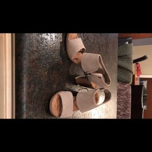 Women’s Toms sandals with heel